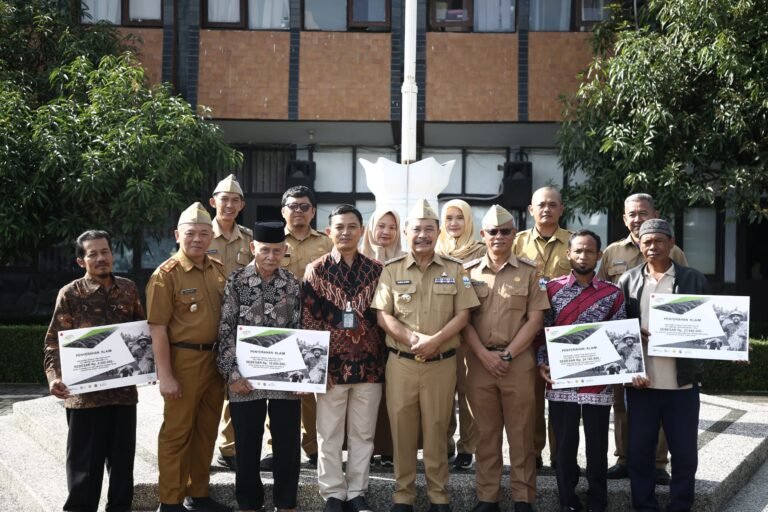 Pemda Garut Serahkan Klaim Asuransi AUTP