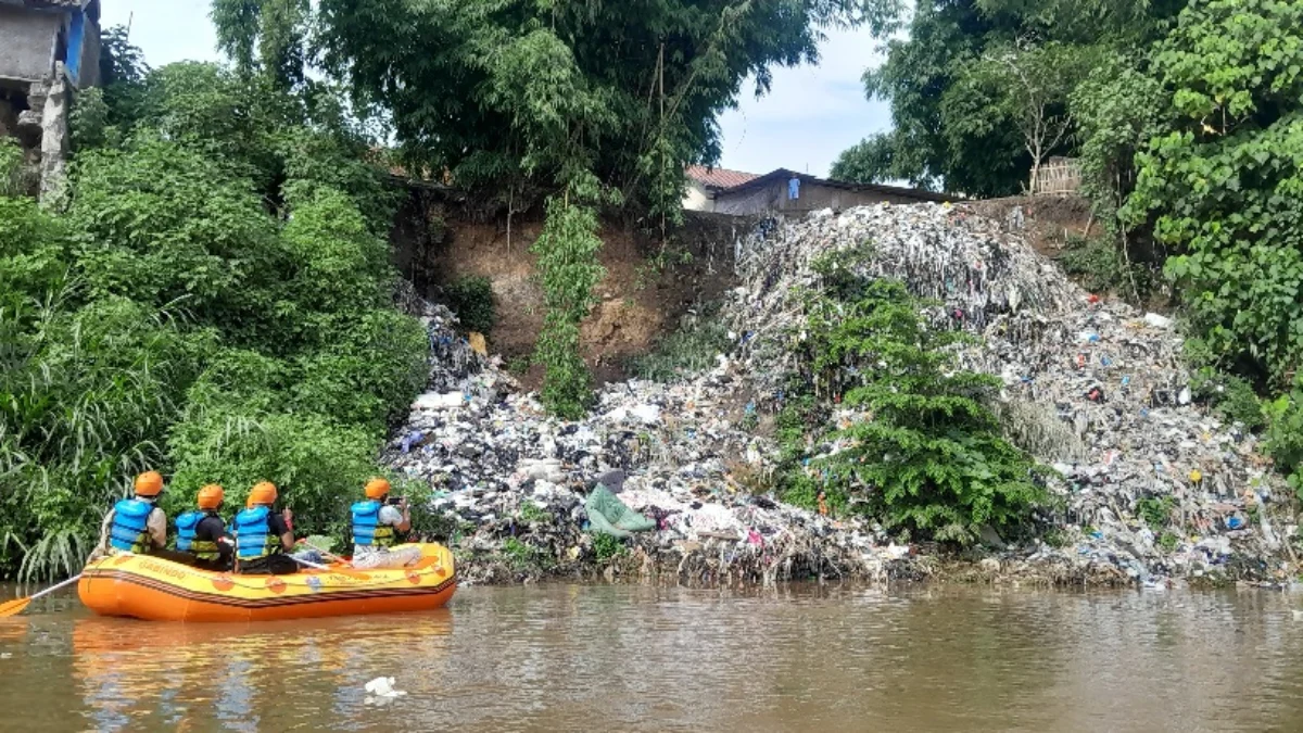 Upaya Membasmi Sampah dari Sungai Terpanjang di Garut