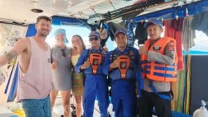 Kapal Pesiar Asing Terpaksa Menepi Darurat di Pantai Santolo Garut