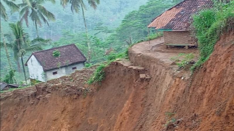 Peringatan Gerakan Tanah Tinggi di Singajaya Garut