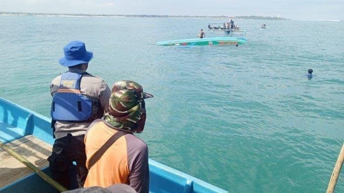 Penyelamatan 10 Nelayan di Pantai Karang Papak Garut