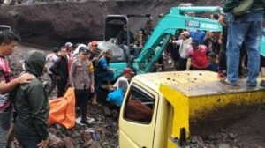 Hendi Terkubur Hidup-hidup di Galian Pasir Gunung Guntur