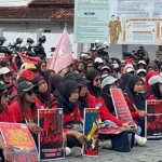 Ratusan Buruh PT Danbi Geruduk Kantor Bupati Garut