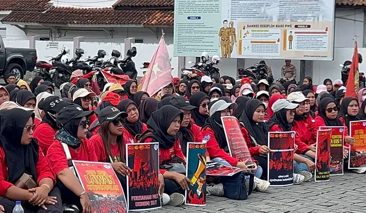 Ratusan Buruh PT Danbi Geruduk Kantor Bupati Garut