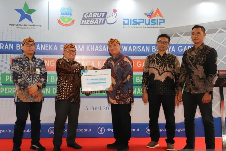 Perpustakaan Desa Karyamukti Cibatu Terima Bantuan dari Perpusnas RI