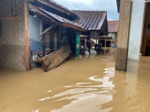 Diguyur Hujan Seharian. Tarogong Garut Diterjang Banjir