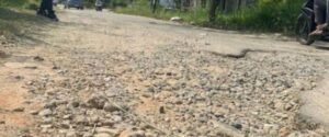 Jalan Samarang di Garut Rusak Berat