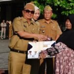 Bupati Garut Serahkan Bantuan Rutilahu Rp 15 Juta per Rumah