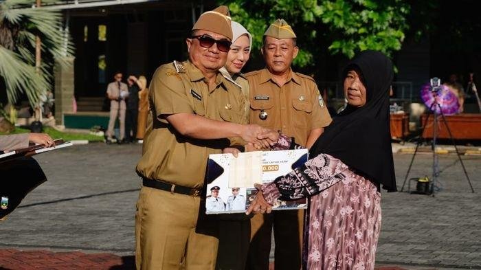 Bupati Garut Serahkan Bantuan Rutilahu Rp 15 Juta per Rumah
