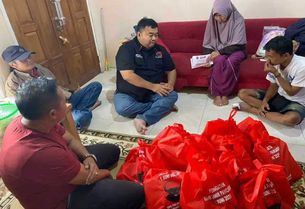 Anggota DPRD Garut Tinjau Korban Kebakaran di Cidatar