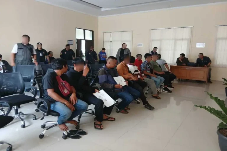 pekerja migran ilegal asal Garut yang kabur melalui hutan di Riau