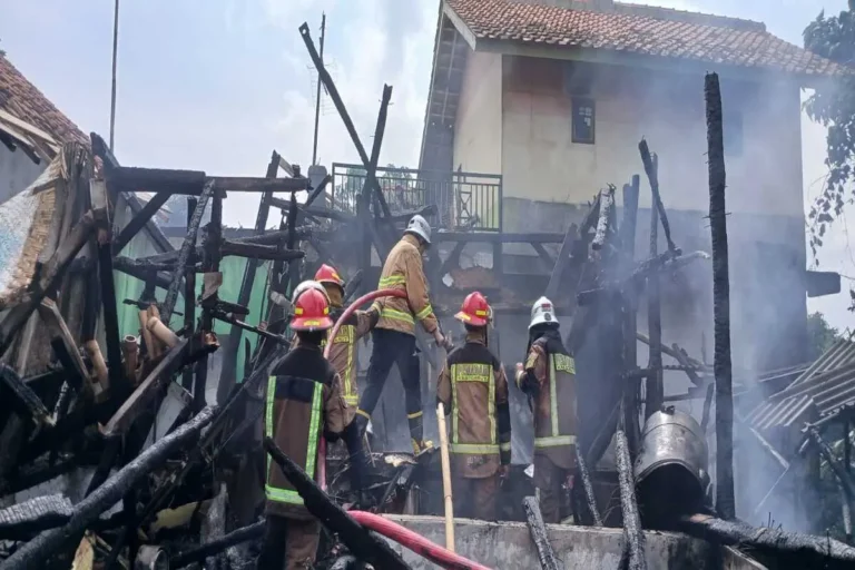 Kebakaran Rumah Semi Permanen di Cilawu Garut