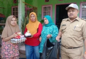 Lurah Cimuncang Garut Kota & TP PKK Salurkan Sarpras Posyandu