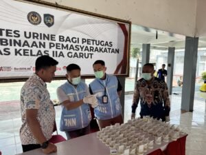 Wujud Komitmen Bersih Narkoba. Lapas Kelas IIA Garut Lakukan Tes Urine