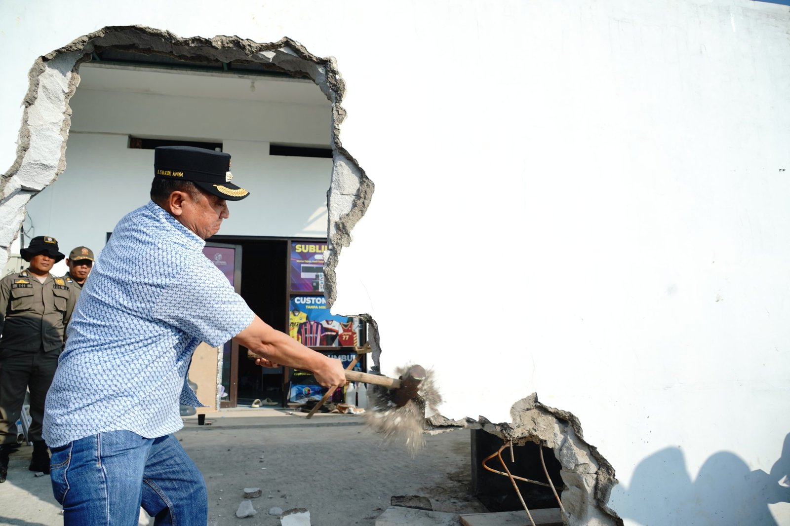 Pemkab Bongkar Bangunan Melanggar Aturan