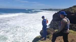 3 wisatawan terseret ombak di Pantai Puncak Guha