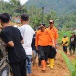 Pemkab Garut Salurkan Bantuan kepada Petani Terdampak Bencana