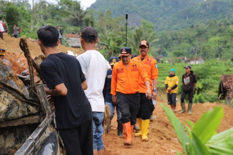 Pemkab Garut Salurkan Bantuan kepada Petani Terdampak Bencana