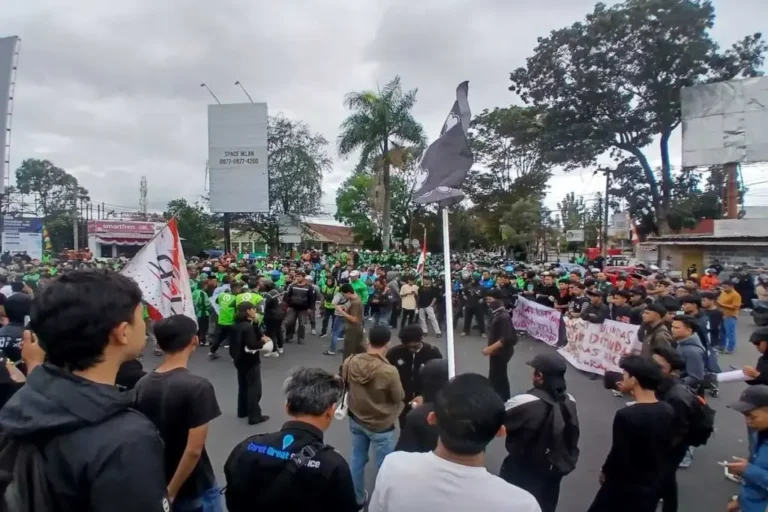 Ribuan Driver Ojol Garut Turun ke Jalan