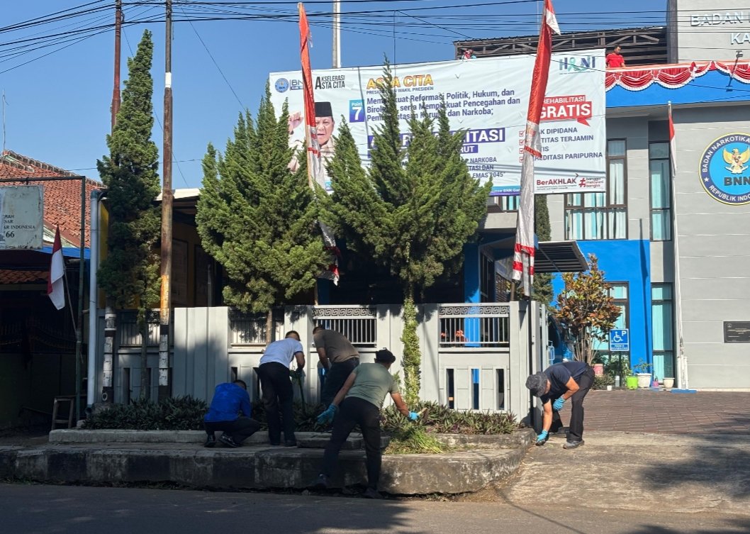 Pegawai BNNK Garut Lakukan Korve Kebersihan